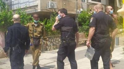 Видео: полицейские высадили солдата из автобуса из-за маски в Рамат-Гане