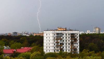Двух мужчин госпитализировали после удара молнии в Москве