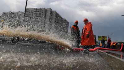 Более 300 коммунальных бригад ликвидируют последствия ливня в Москве
