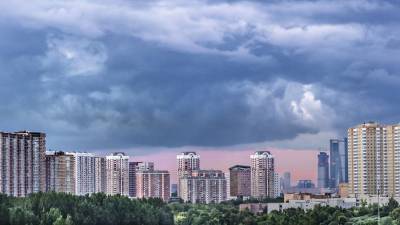 Двух жителей Москвы госпитализировали после попадания молнии