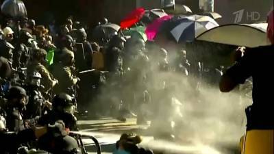 В США не утихают массовые протесты, которые перерастают в уличные столкновения с полицией
