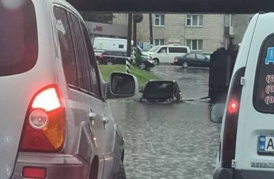 Из-за сильного дождя Ивано-Франковск оказался под водой, работают спасатели