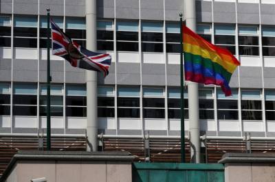 МИД РФ направил ноты посольствам США и Великобритании из-за радужных флагов