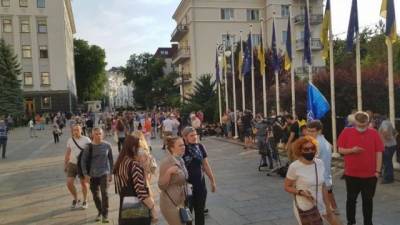 Порохоботы митингуют под офисом президента Украины, выступая против перемирия на Донбассе