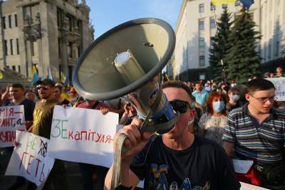 Украинские радикалы устроили митинг против "капитуляции" у офиса Зеленского