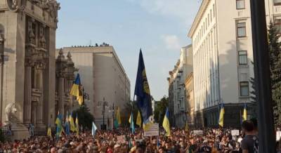 В центре Киева состоялась акция протеста против капитуляции на Донбассе (фоторепортаж, видео)