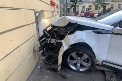 Land Rover врезался в стену дома после ДТП в Ковенском переулке