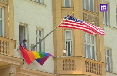 МИД выразил посольствам США, Британии и Канады протест из-за флагов ЛГБТ