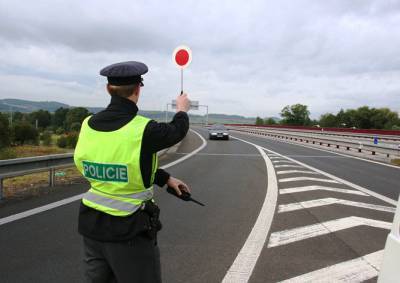 Из-за коронавируса полицейским в Чехии запретили проводить дорожные проверки