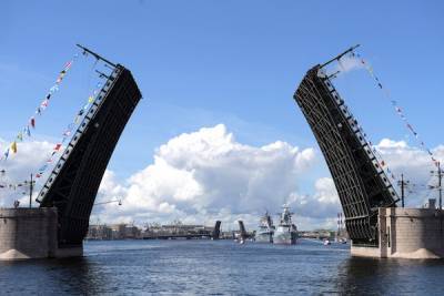 Корабли-участники парада ВМФ покидают Петербург