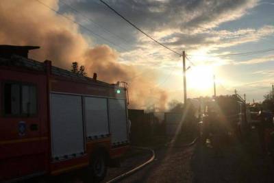 Пожарный катер помог потушить горящий дом в Новосибирске