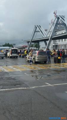Аэропорт Южно-Сахалинска оцеплен полицией из-за сообщения о минировании