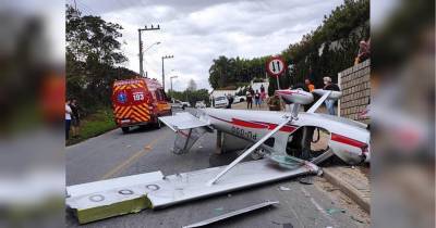 Задел провода и перевернулся в воздухе: в Бразилии самолет рухнул на оживленную улицу (видео)