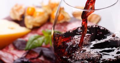 Биолог рассказал, почему для россиян вино вреднее, чем для европейцев