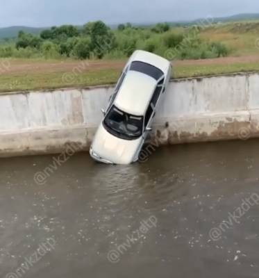 В Кузбассе автомобиль упал в озеро