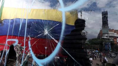 Николас Мадуро - Вандалы разгромили посольство Венесуэлы в Колумбии - gazeta.ru - Колумбия - Венесуэла - Вена - Богота - Боливарианская