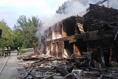 В Екатеринбурге на площади в 350 квадратов горело заброшенное здание