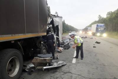 На трассе Пермь-Екатеринбург столкнулись три грузовика: один погибший