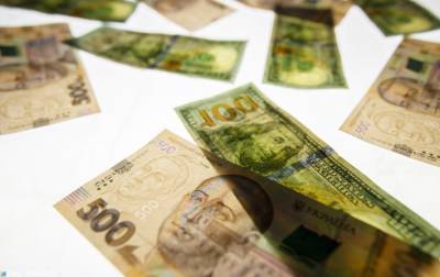 НБУ на 28 июля немного повысил официальный курс доллара