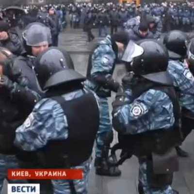 Противники перемирия в Донбассе провели акцию у здания офиса президента Украины