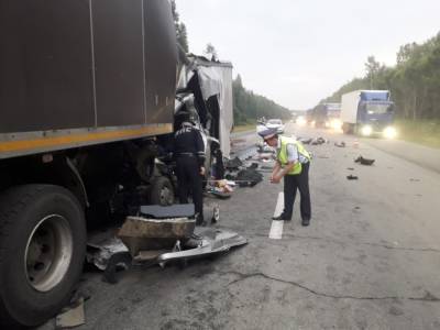 На трассе Пермь — Екатеринбург погиб водитель «ГАЗели», устроивший тройное ДТП с тягачами