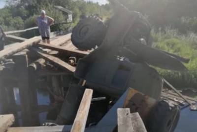 Виноватых нет, но ремонт нужен: в Костромской области деревянный мост не выдержал вес грузовика