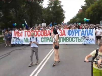 Дегтярев заявил, что хабаровчане стали приносить на митинги ножи и топоры