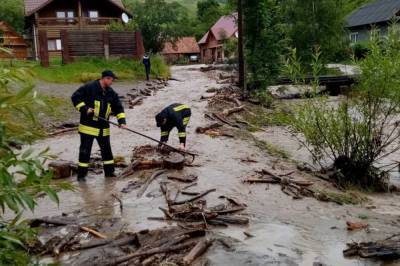 На Закарпатье из-за сильных ливней вновь начались потопы: фото и видео