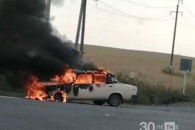 В Татарстане сгорела на трассе еще одна легковушка