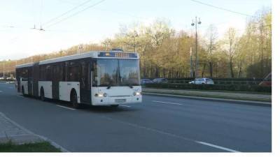В Ленобласти в 180 автобусах запустили бесконтактную оплату