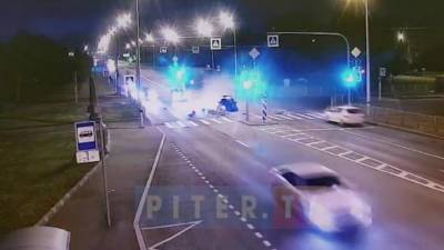 Видео: водитель сбил дорожный знак в Пушкине