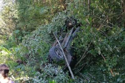 Автомобиль потерял по дороге колесо и вылетел в кювет в Тверской области