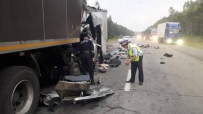 На трассе Пермь - Екатеринбург в ДТП с 3 грузовиками погиб человек