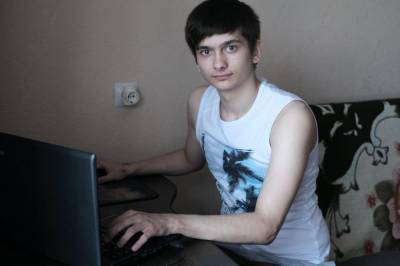 Жители Омска собирают деньги на слуховой аппарат для 16-летнего подростка