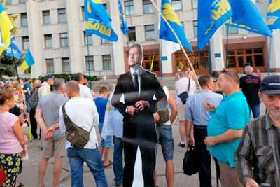 Украинские националисты «повесили» Зеленского и устроили молебен
