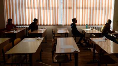 В Ростовской области школу обнесли колючей проволокой