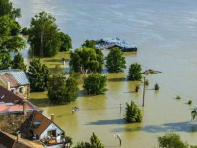 Надо брать лодку: после ливня затопило курортный поселок Кирилловка