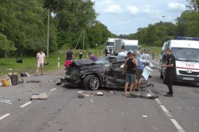 Во Львовской области столкнулись две легковушки и грузовик: в больнице оказались четыре человека