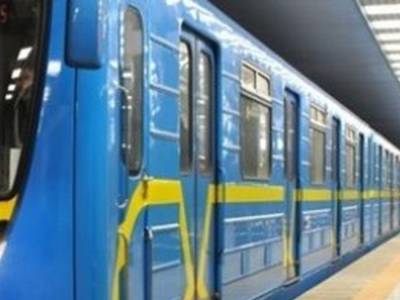 Блэкаут в Киеве: в Сети показали, как во время отключения света передвигались пассажиры метрополитена
