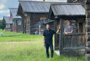 Андрей Мерзликин с женой оценили дороги Вологодчины