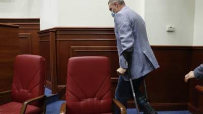 Играл в футбол и гонял вандалов: Кличко пришел на заседание Киевсовета с травмированной ногой