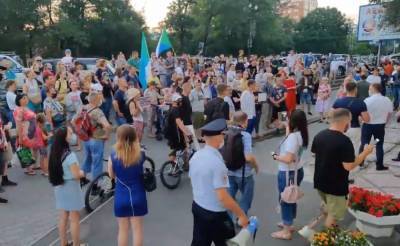 Хабаровчане устроили митинг возле суда, где арестовали водителя «Фургаломобиля»
