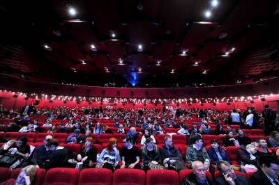 Кинотеатры России откроются десятью премьерами