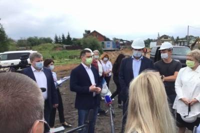 Михаил Ведерников раскритиковал строительство великолукской школы