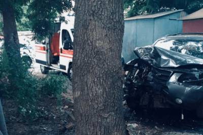 В Одессе водитель погиб из-за столкновения авто с деревом