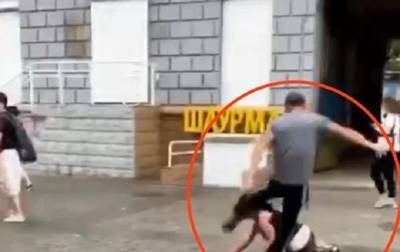 В Днепре ногами избили женщину на улице. Видео 18+