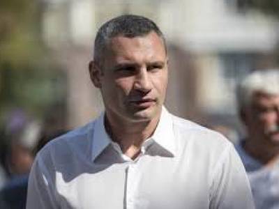 «Играл в футбол»: На работе мэр Киева появился на костылях