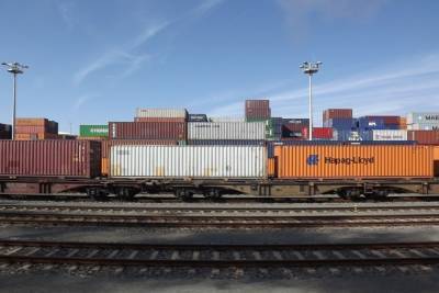 Два грузовых поезда столкнулись в Петербурге