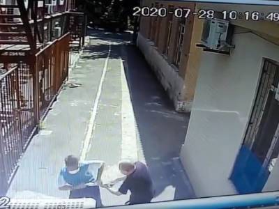 Мужчина с топором напал на синагогу в Мариуполе. Его обезвредил охранник на 20 лет старше