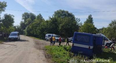 Во Львовской области автобус съехал в кювет, пострадали семь человек (фото)